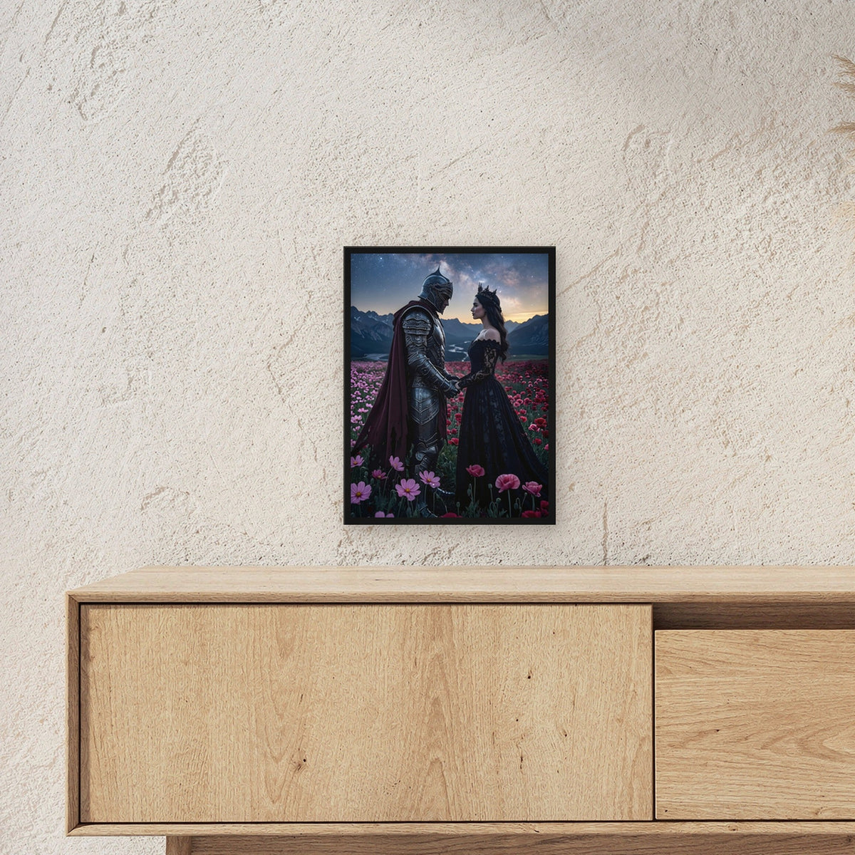 Ritter und Königin unter der Milchstraße, Mittelalter Fantasy Wandbild gerahmt im schwarzen Holzrahmen ueber einem Sideboard, zeigt die Groesse im Raum