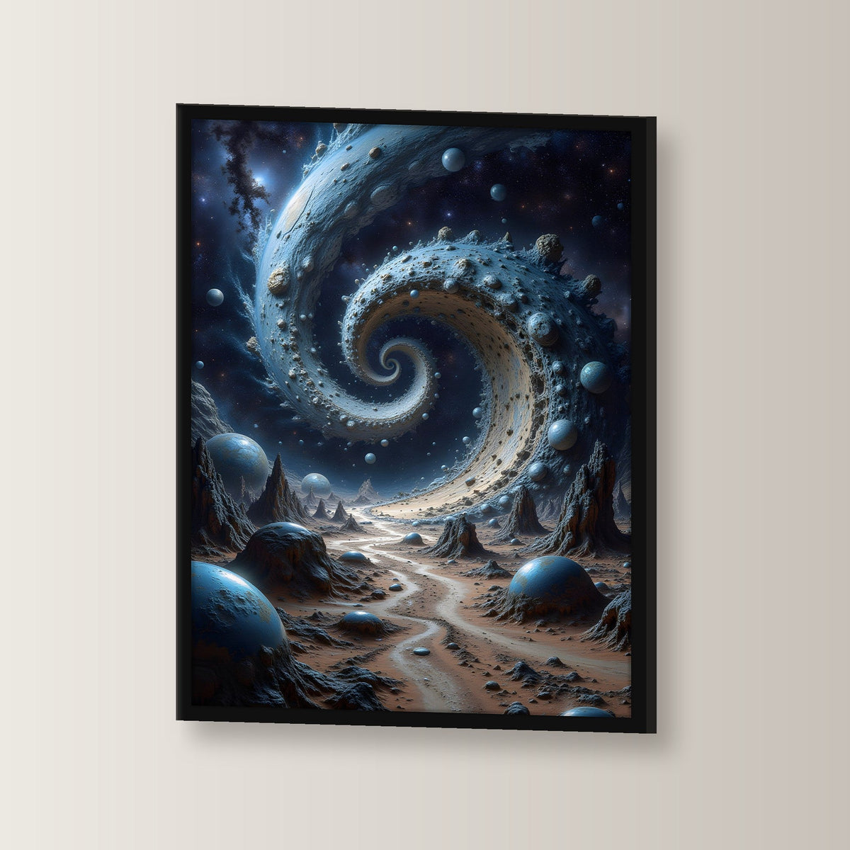 Spirale aus Fels und Planeten über der Wüste, Surreales Wandbild gerahmt im schwarzen Holzrahmen, leicht gedreht an der Wand fotografiert