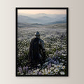 Ritter im Margeritenfeld bei Sonnenaufgang, Mittelalter Fantasy Wandbild gerahmt im schwarzen Holzrahmen, gerade von vorn an heller Wand