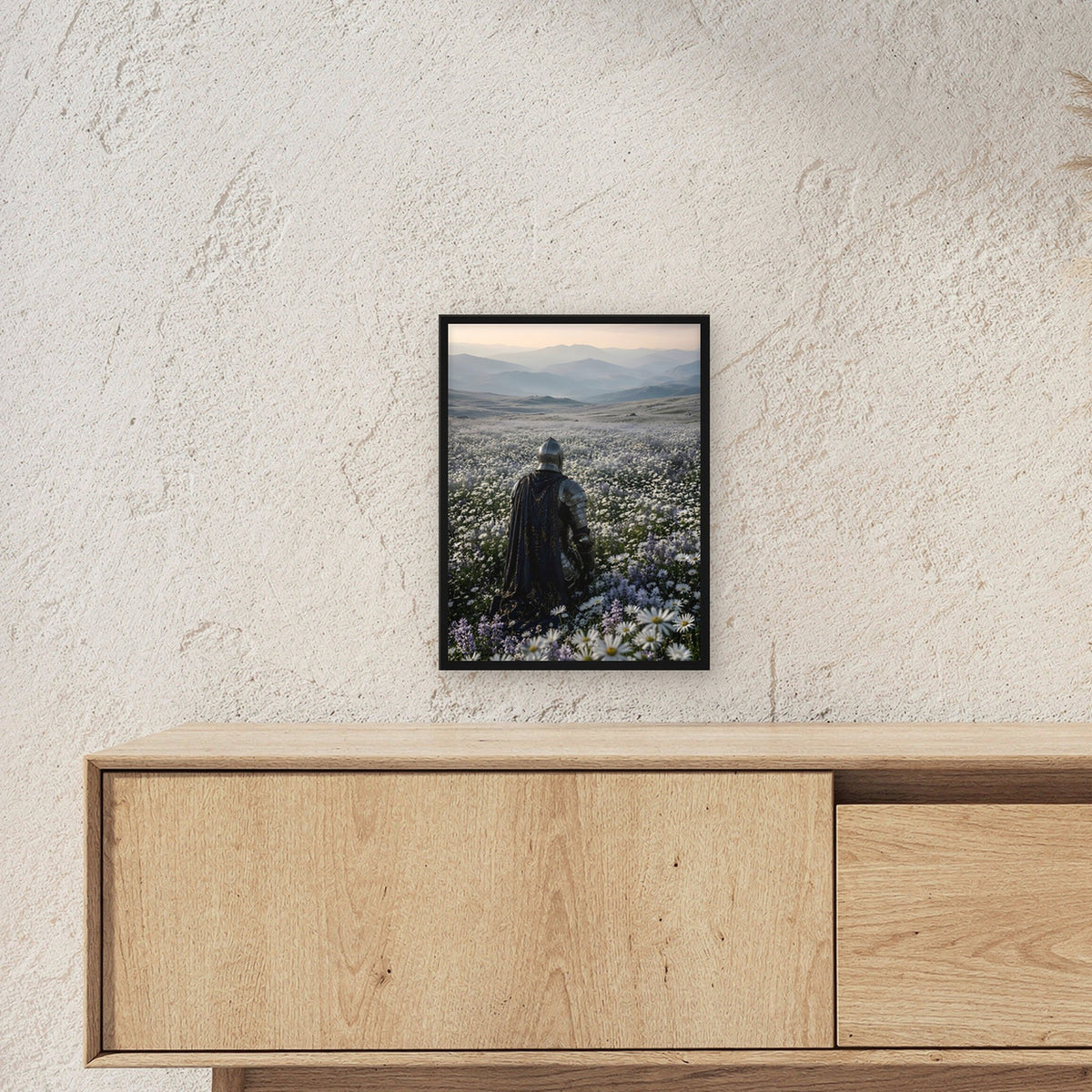 Ritter im Margeritenfeld bei Sonnenaufgang, Mittelalter Fantasy Wandbild gerahmt im schwarzen Holzrahmen ueber einem Sideboard, zeigt die Groesse im Raum