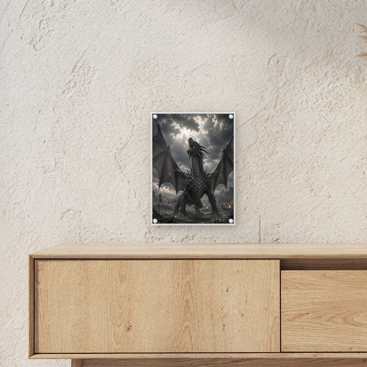 Schwarzer Drache brüllt über dem Schlachtfeld, Dark Fantasy Acrylglasbild auf Acrylglas mit Edelstahl-Abstandshaltern ueber einem Sideboard, zeigt die Groesse im Raum