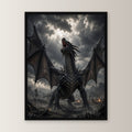 Schwarzer Drache brüllt über dem Schlachtfeld, Fantasy Wandbild gerahmt im schwarzen Holzrahmen, gerade von vorn an heller Wand