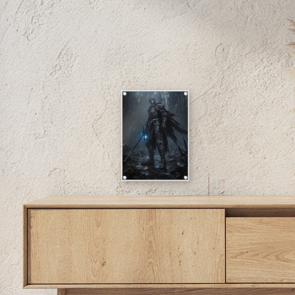 Dark-Fantasy Acrylglasbild auf Acrylglas mit Edelstahl-Abstandshaltern ueber einem Sideboard, zeigt die Groesse im Raum