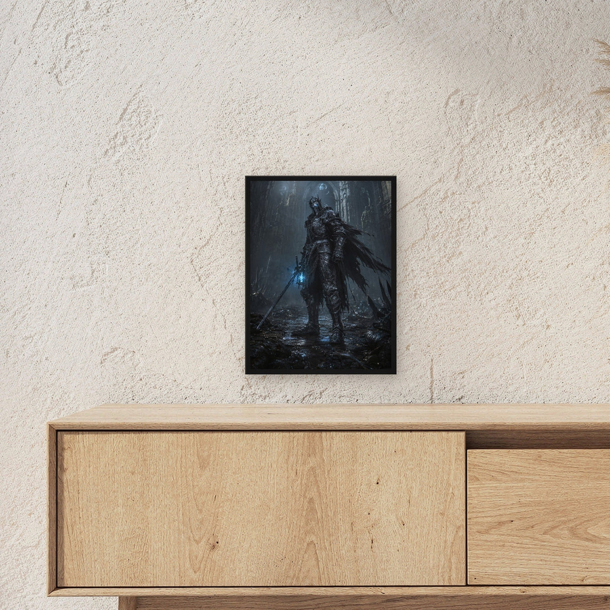 Dark-Fantasy Poster gerahmt im schwarzen Holzrahmen ueber einem Sideboard, zeigt die Groesse im Raum