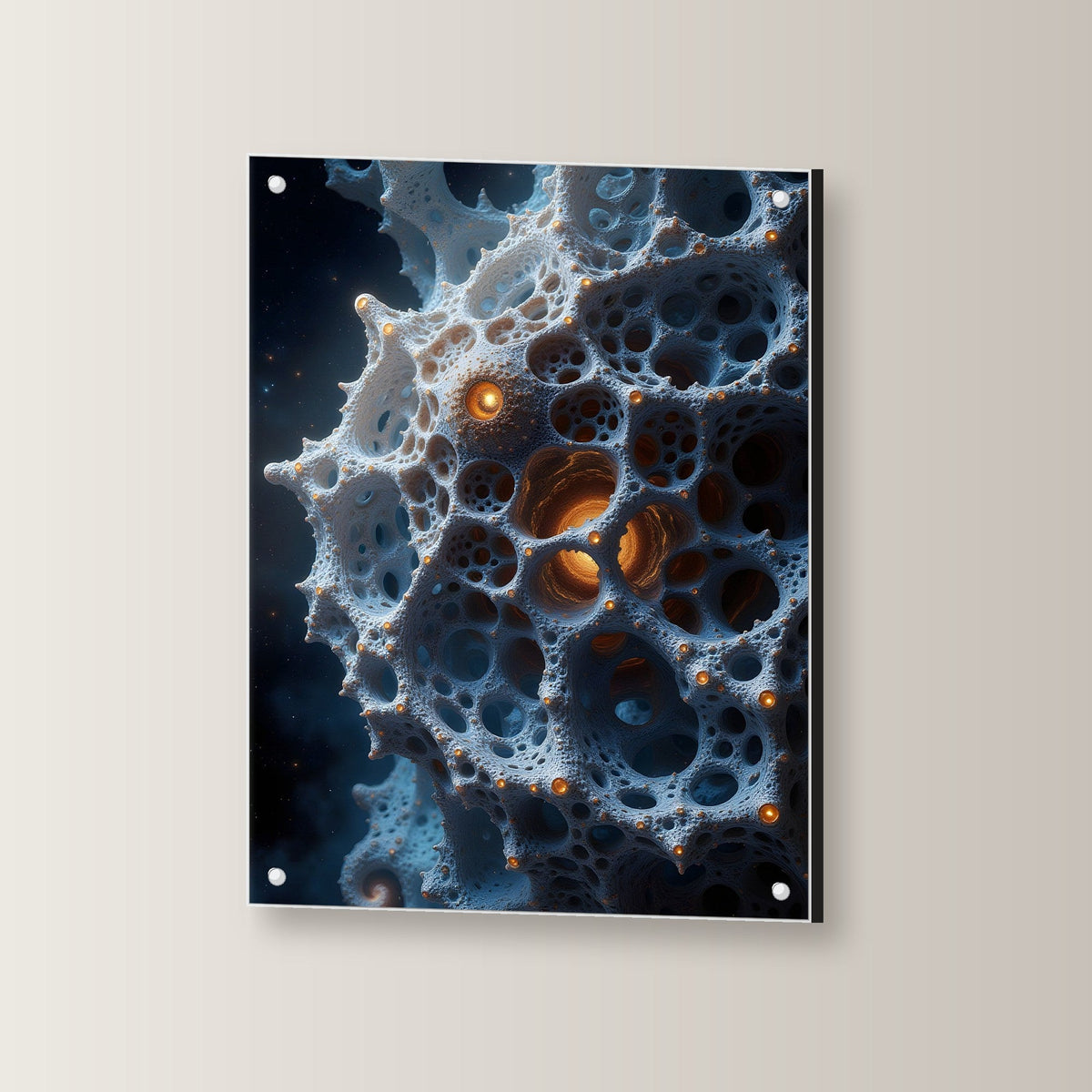 Fraktales Geflecht mit glühendem Kern, Surreales Acrylglasbild auf Acrylglas mit Edelstahl-Abstandshaltern, leicht gedreht an der Wand fotografiert