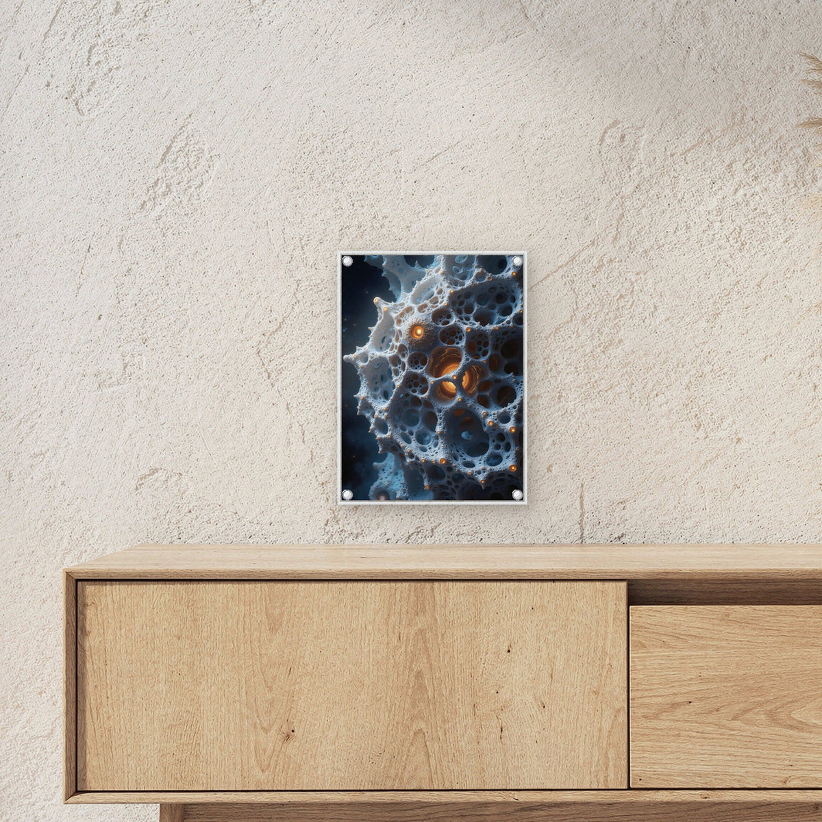 Fraktales Geflecht mit glühendem Kern, Surreales Acrylglasbild auf Acrylglas mit Edelstahl-Abstandshaltern ueber einem Sideboard, zeigt die Groesse im Raum
