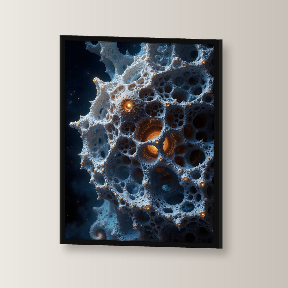 Fraktales Geflecht mit glühendem Kern, Surreales Wandbild gerahmt im schwarzen Holzrahmen, leicht gedreht an der Wand fotografiert