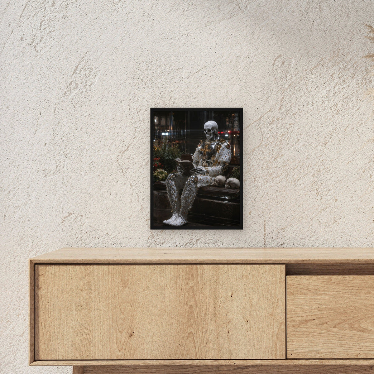 Surreal Poster gerahmt im schwarzen Holzrahmen ueber einem Sideboard, zeigt die Groesse im Raum