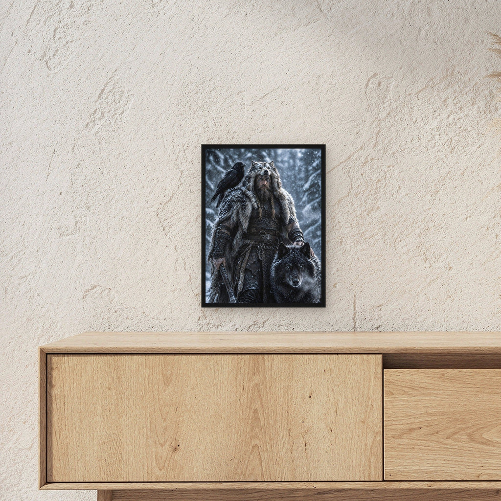 Wikinger mit Wolf und Rabe im verschneiten Wald, Fantasy Wandbild gerahmt im schwarzen Holzrahmen ueber einem Sideboard, zeigt die Groesse im Raum
