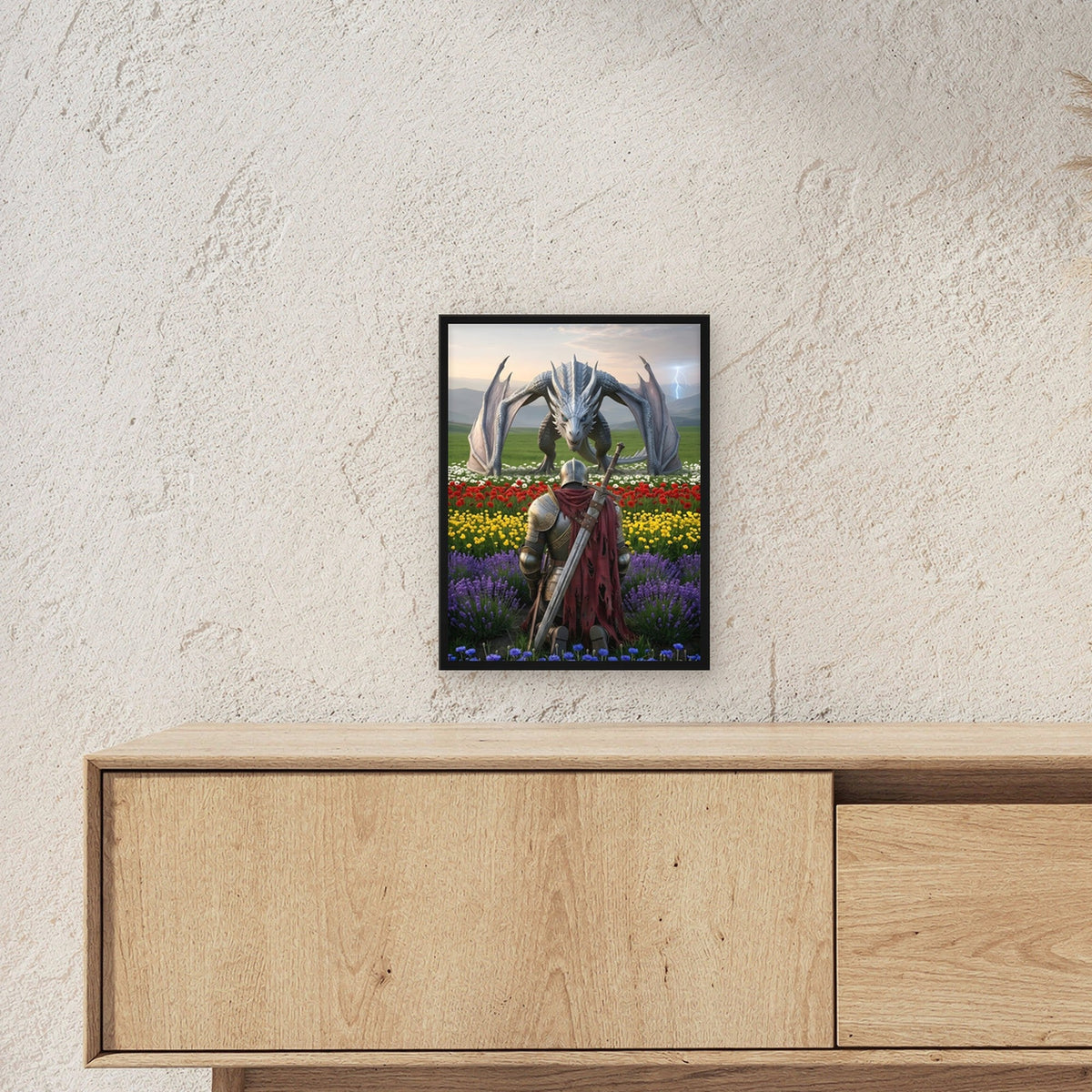 Ritter & Drache, Fantasy Wandbild gerahmt im schwarzen Holzrahmen ueber einem Sideboard, zeigt die Groesse im Raum