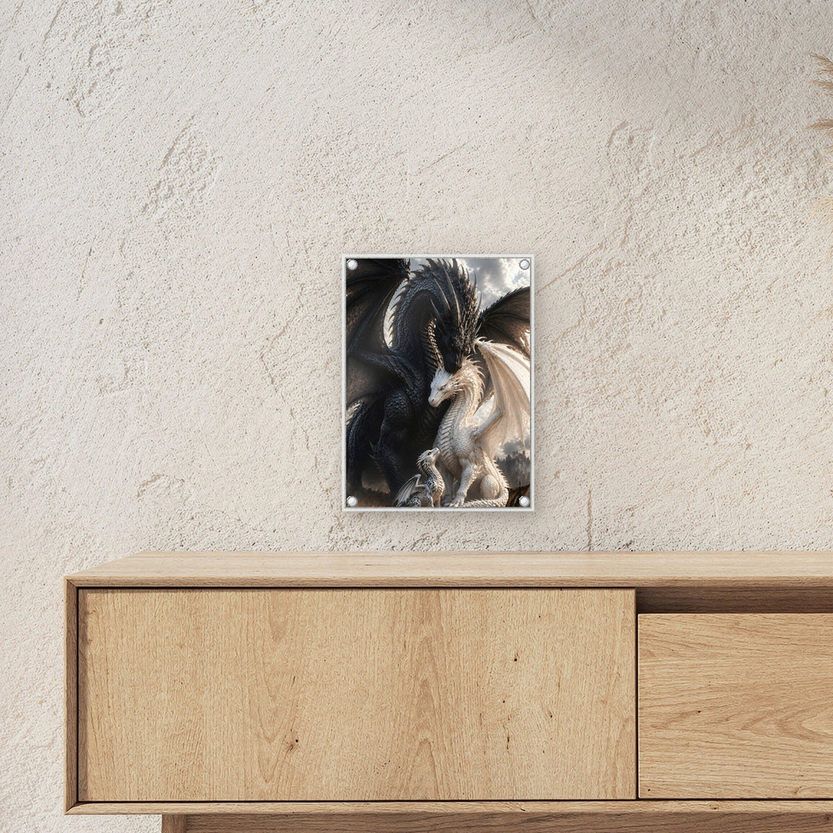 Drachenpaar mit Jungtier, Dark Fantasy Acrylglasbild auf Acrylglas mit Edelstahl-Abstandshaltern ueber einem Sideboard, zeigt die Groesse im Raum