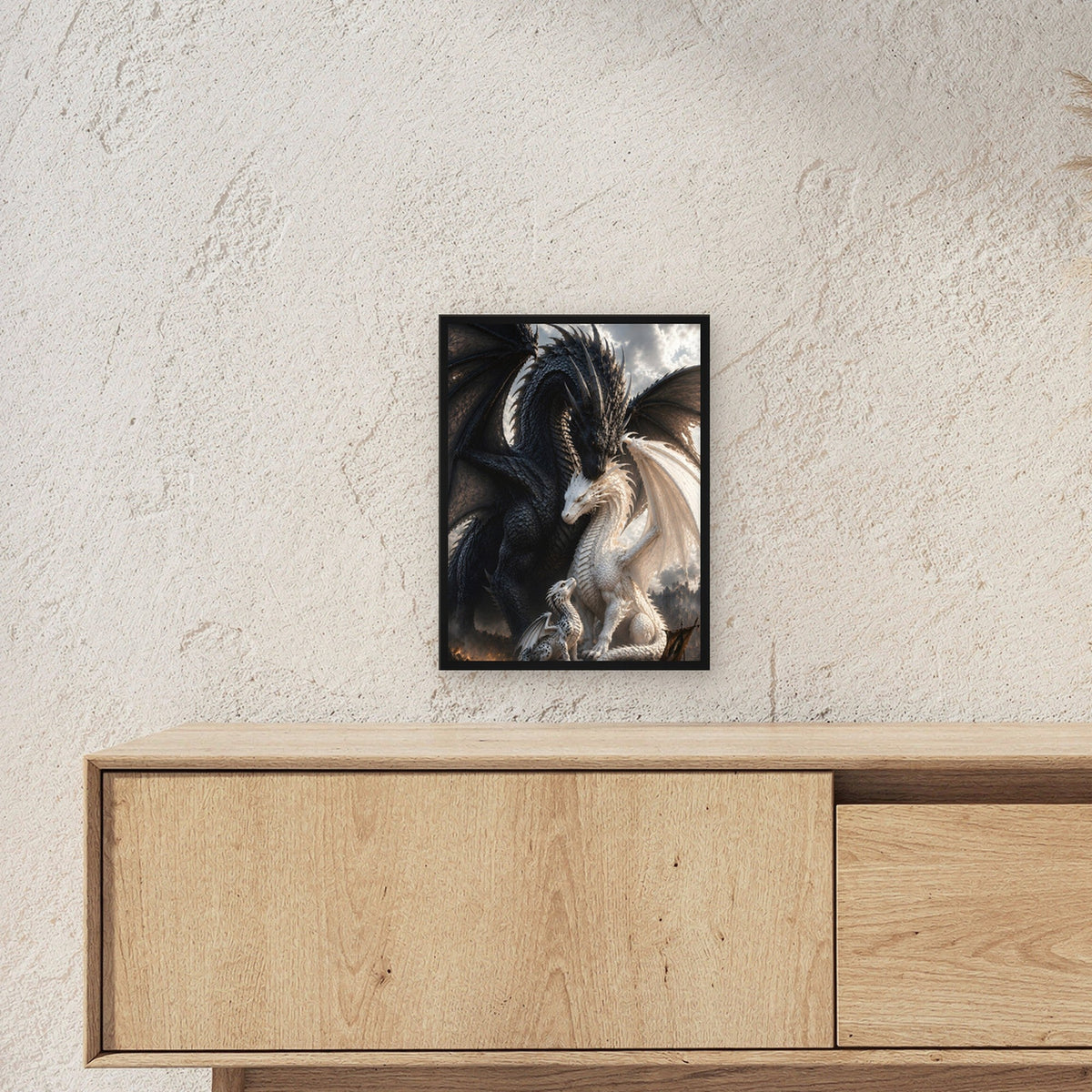 Drachenpaar mit Jungtier, Fantasy Wandbild gerahmt im schwarzen Holzrahmen ueber einem Sideboard, zeigt die Groesse im Raum