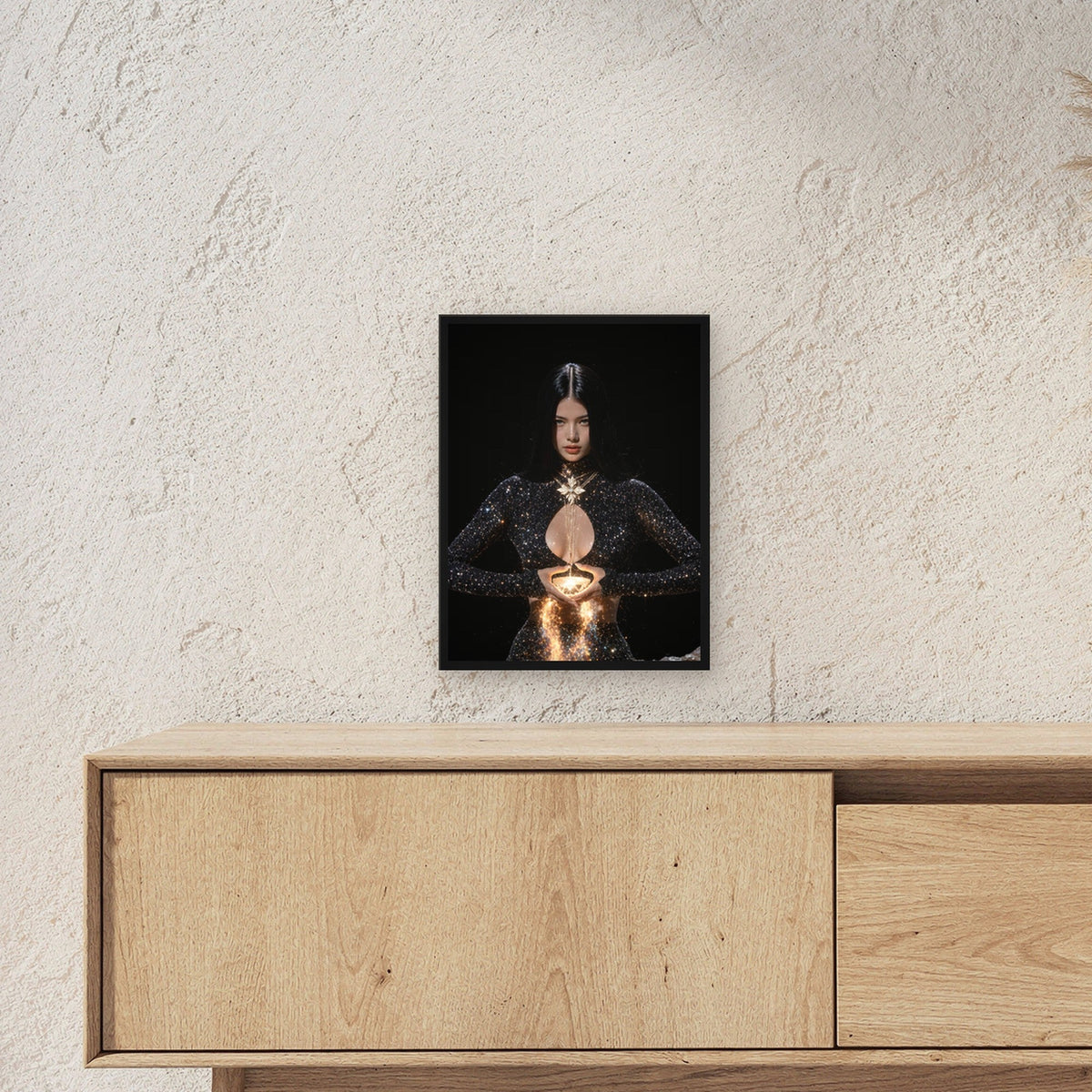 Fantasy Poster gerahmt im schwarzen Holzrahmen ueber einem Sideboard, zeigt die Groesse im Raum