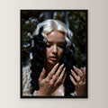 Dark Fantasy Wandbild gerahmt | Gothic Porträt Poster Deko im schwarzen Holzrahmen, gerade von vorn an heller Wand