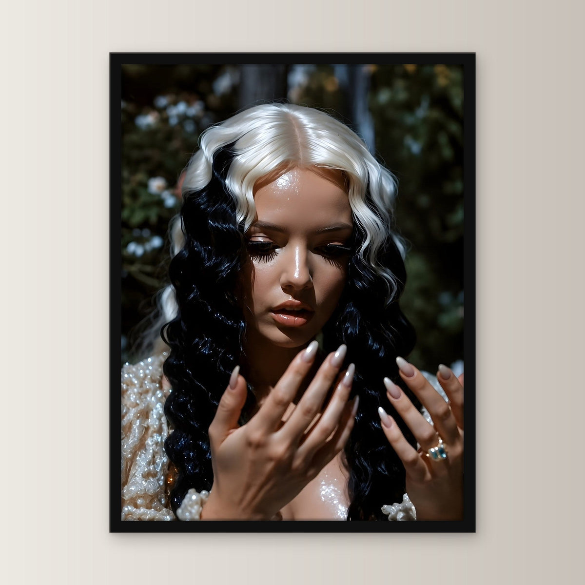 Dark Fantasy Wandbild gerahmt | Gothic Porträt Poster Deko im schwarzen Holzrahmen, gerade von vorn an heller Wand