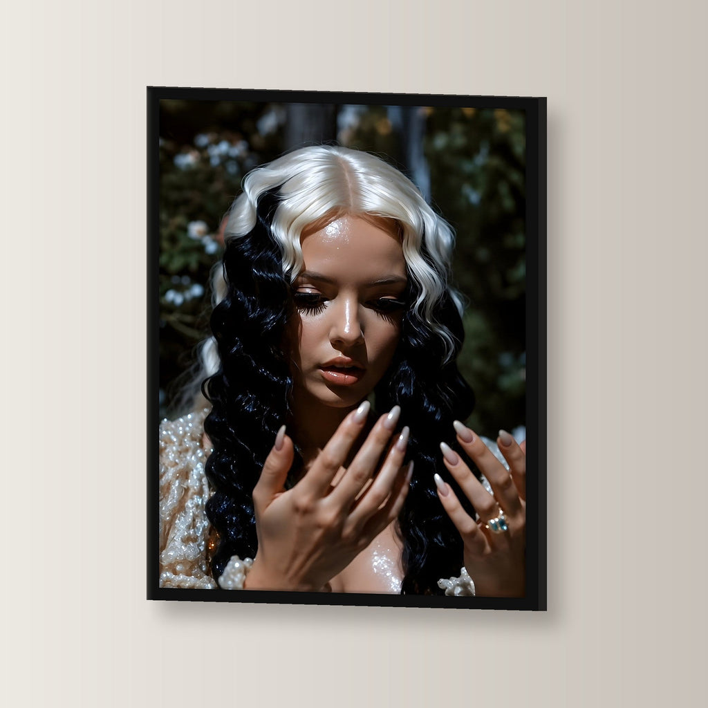 Dark Fantasy Wandbild gerahmt | Gothic Porträt Poster Deko im schwarzen Holzrahmen, leicht gedreht an der Wand fotografiert