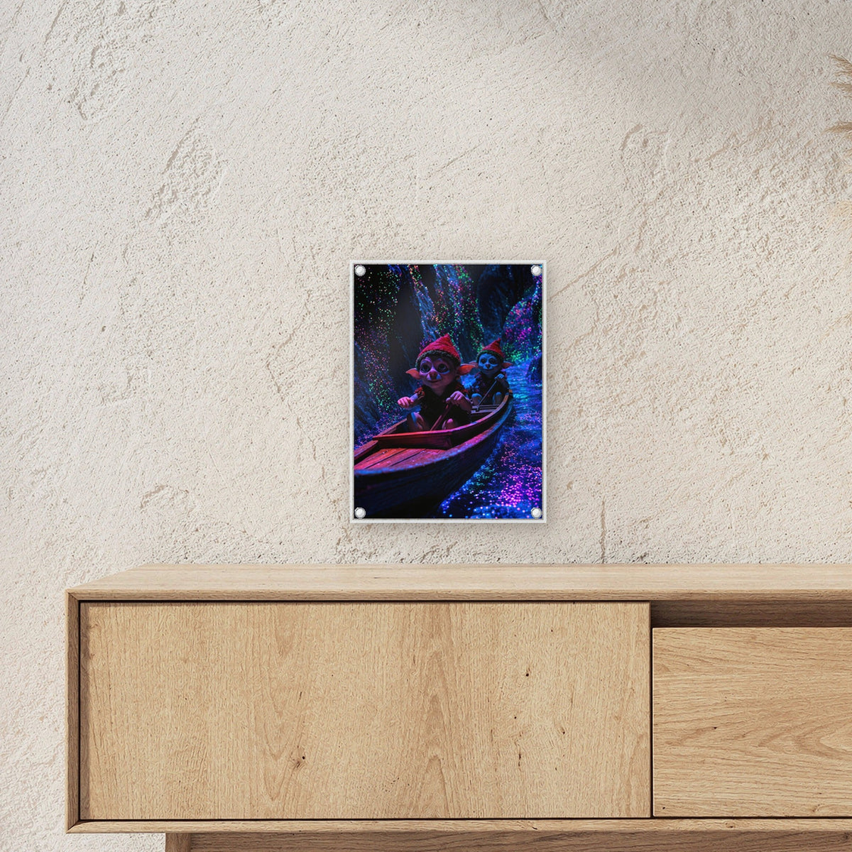 Dark-Fantasy Acrylglasbild auf Acrylglas mit Edelstahl-Abstandshaltern ueber einem Sideboard, zeigt die Groesse im Raum