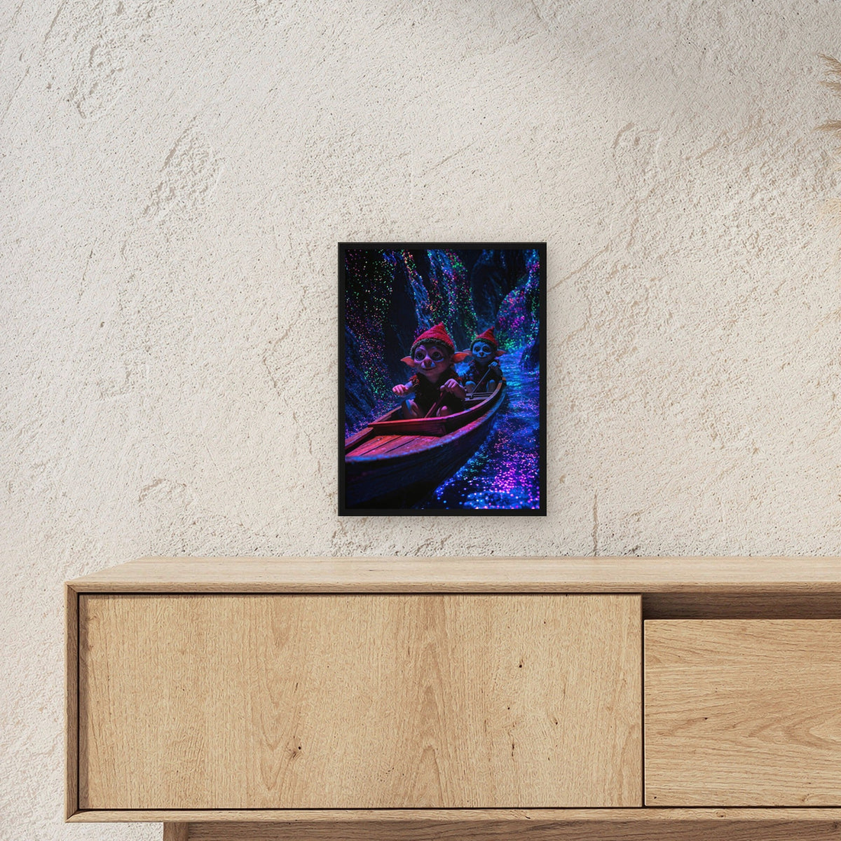 Dark-Fantasy Poster gerahmt im schwarzen Holzrahmen ueber einem Sideboard, zeigt die Groesse im Raum