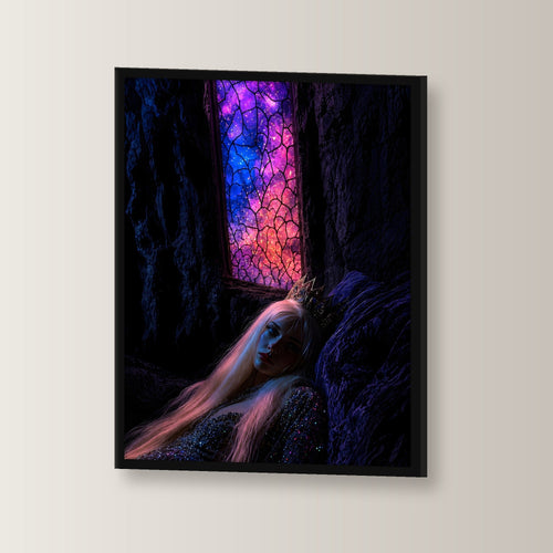 Fantasy Poster gerahmt im schwarzen Holzrahmen, leicht gedreht an der Wand fotografiert