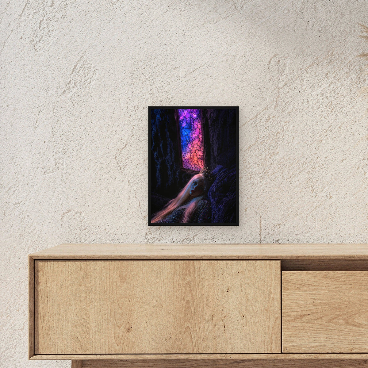 Fantasy Poster gerahmt im schwarzen Holzrahmen ueber einem Sideboard, zeigt die Groesse im Raum