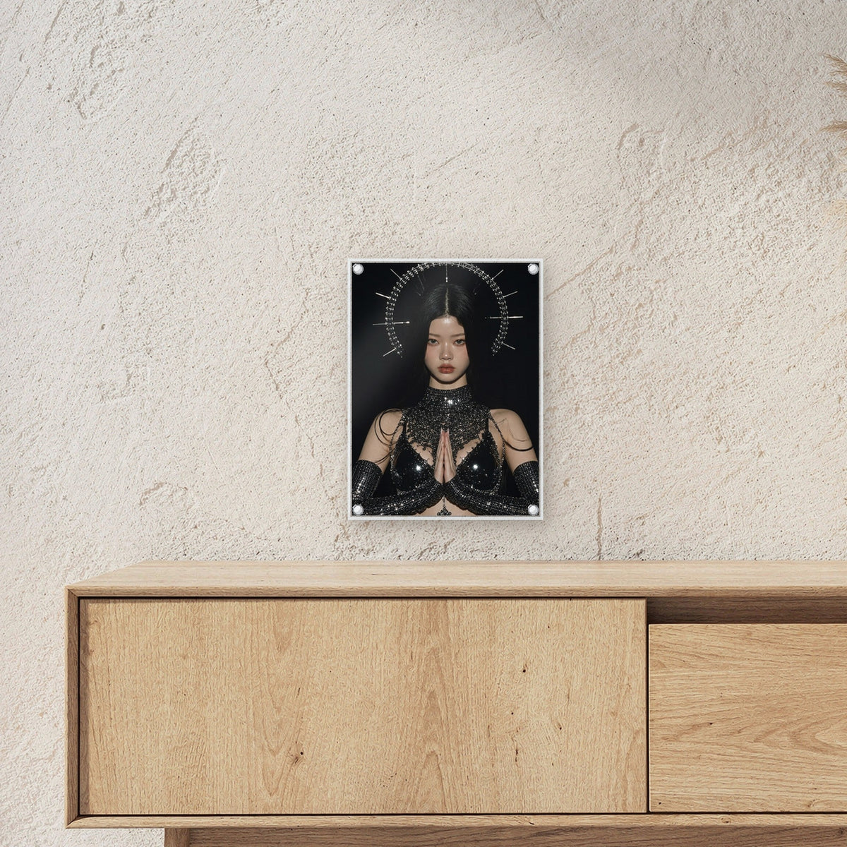 Dark-Fantasy Acrylglasbild auf Acrylglas mit Edelstahl-Abstandshaltern ueber einem Sideboard, zeigt die Groesse im Raum