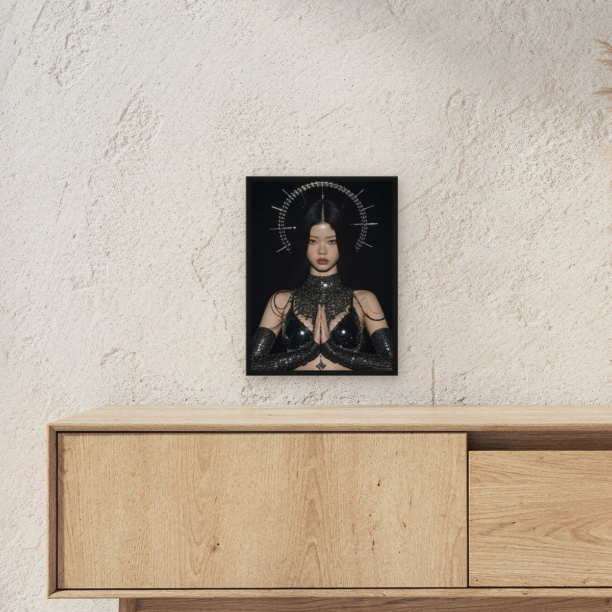 Dark-Fantasy Poster gerahmt im schwarzen Holzrahmen ueber einem Sideboard, zeigt die Groesse im Raum