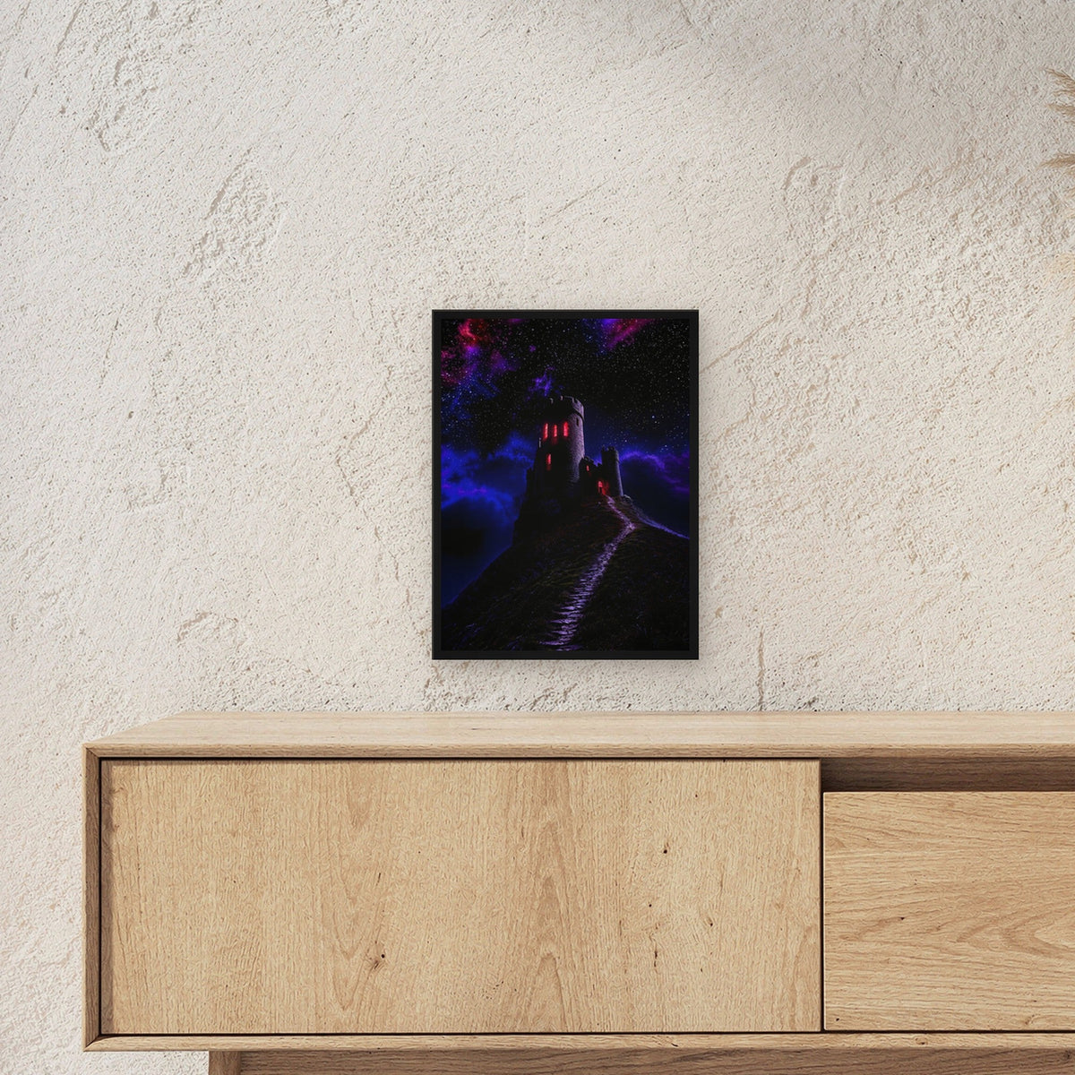 Natur Poster gerahmt im schwarzen Holzrahmen ueber einem Sideboard, zeigt die Groesse im Raum