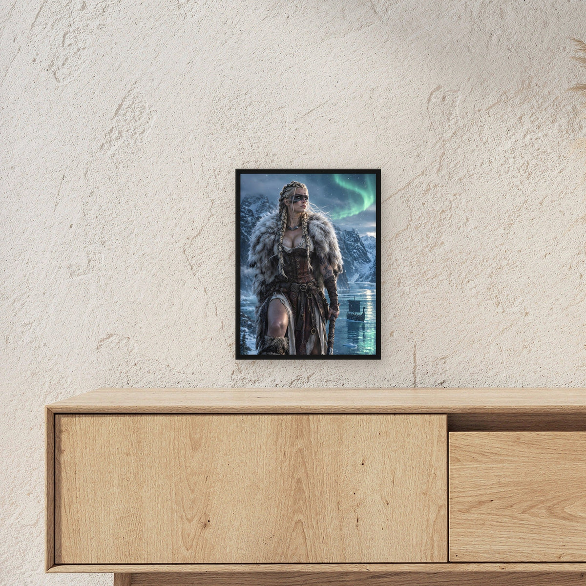 Schildmaid mit Axt unter Polarlicht am Fjord, Fantasy Wandbild gerahmt im schwarzen Holzrahmen ueber einem Sideboard, zeigt die Groesse im Raum