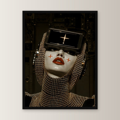 Cyberpunk Wandbild gerahmt | Sci-Fi Porträt Poster im schwarzen Holzrahmen, gerade von vorn an heller Wand