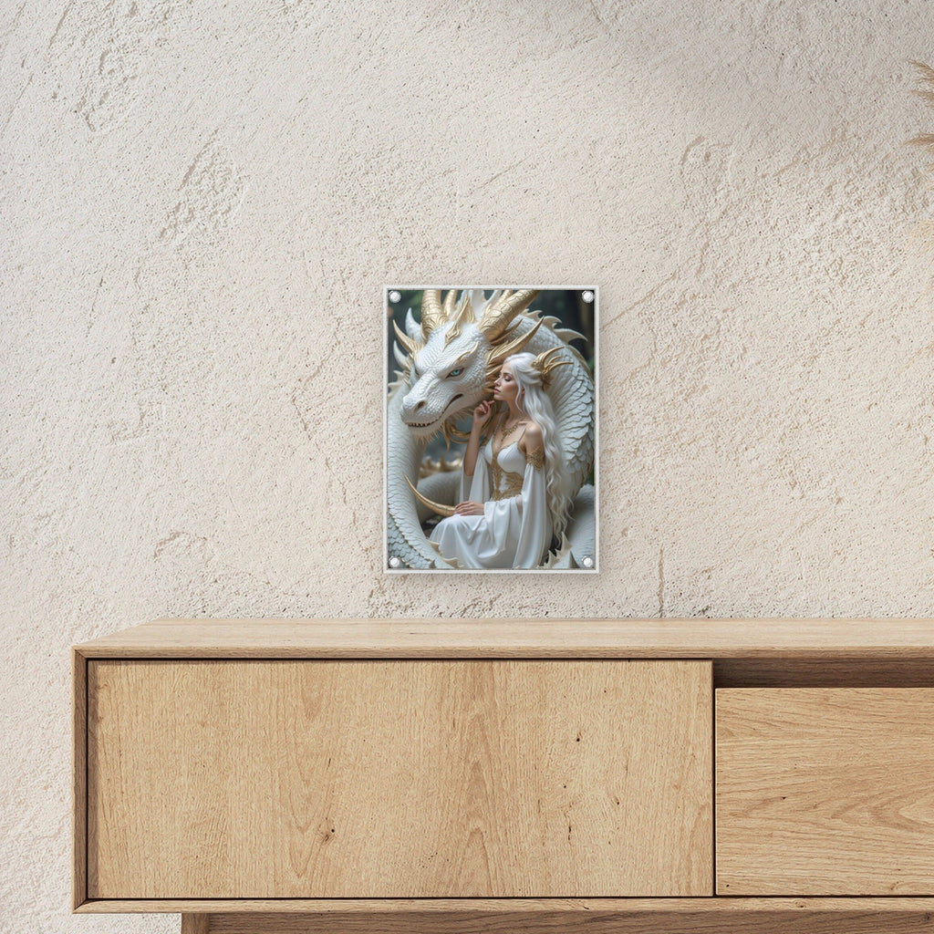 Weiße Königin mit weißem Drachen im Wald, Dark Fantasy Acrylglasbild auf Acrylglas mit Edelstahl-Abstandshaltern ueber einem Sideboard, zeigt die Groesse im Raum