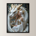 Weiße Königin mit weißem Drachen im Wald, Fantasy Wandbild gerahmt im schwarzen Holzrahmen, gerade von vorn an heller Wand