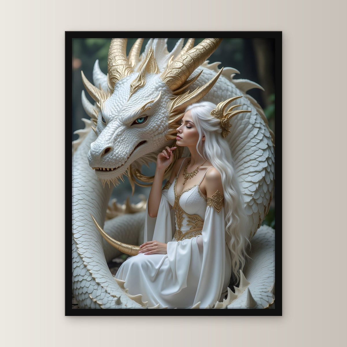 Weiße Königin mit weißem Drachen im Wald, Fantasy Wandbild gerahmt im schwarzen Holzrahmen, gerade von vorn an heller Wand