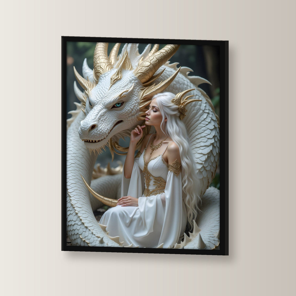 Weiße Königin mit weißem Drachen im Wald, Fantasy Wandbild gerahmt im schwarzen Holzrahmen, leicht gedreht an der Wand fotografiert