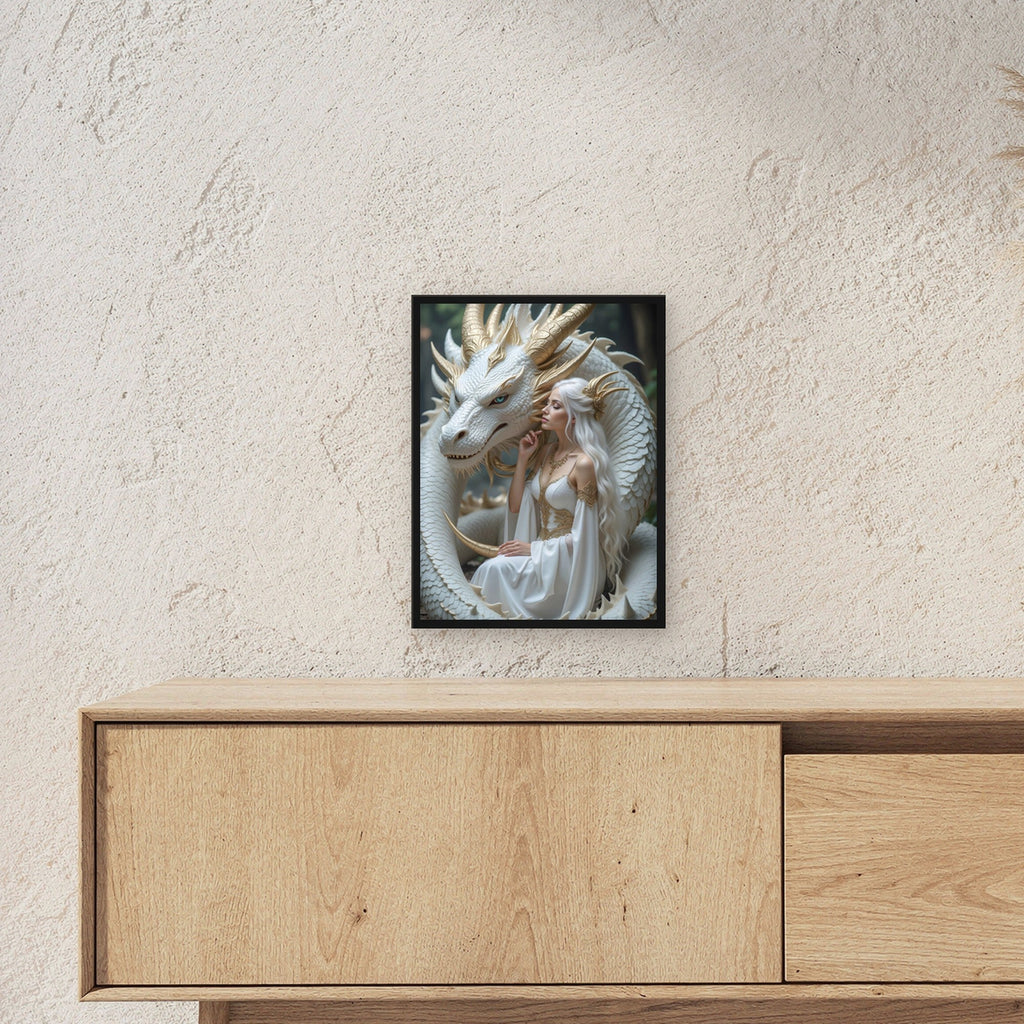 Weiße Königin mit weißem Drachen im Wald, Fantasy Wandbild gerahmt im schwarzen Holzrahmen ueber einem Sideboard, zeigt die Groesse im Raum