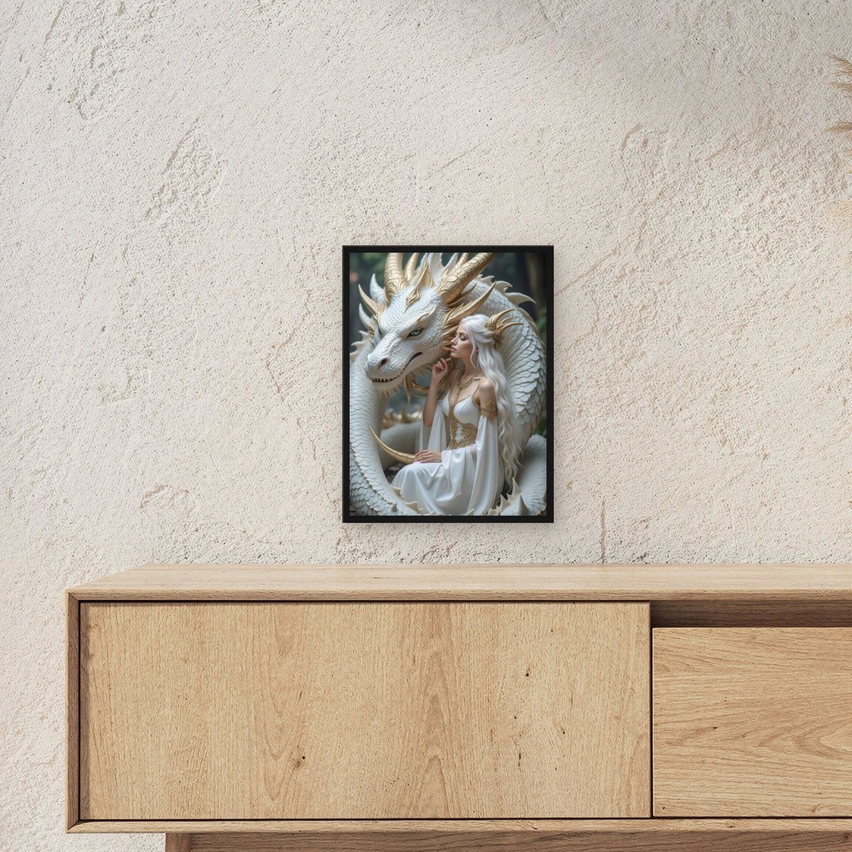 Weiße Königin mit weißem Drachen im Wald, Fantasy Wandbild gerahmt im schwarzen Holzrahmen ueber einem Sideboard, zeigt die Groesse im Raum