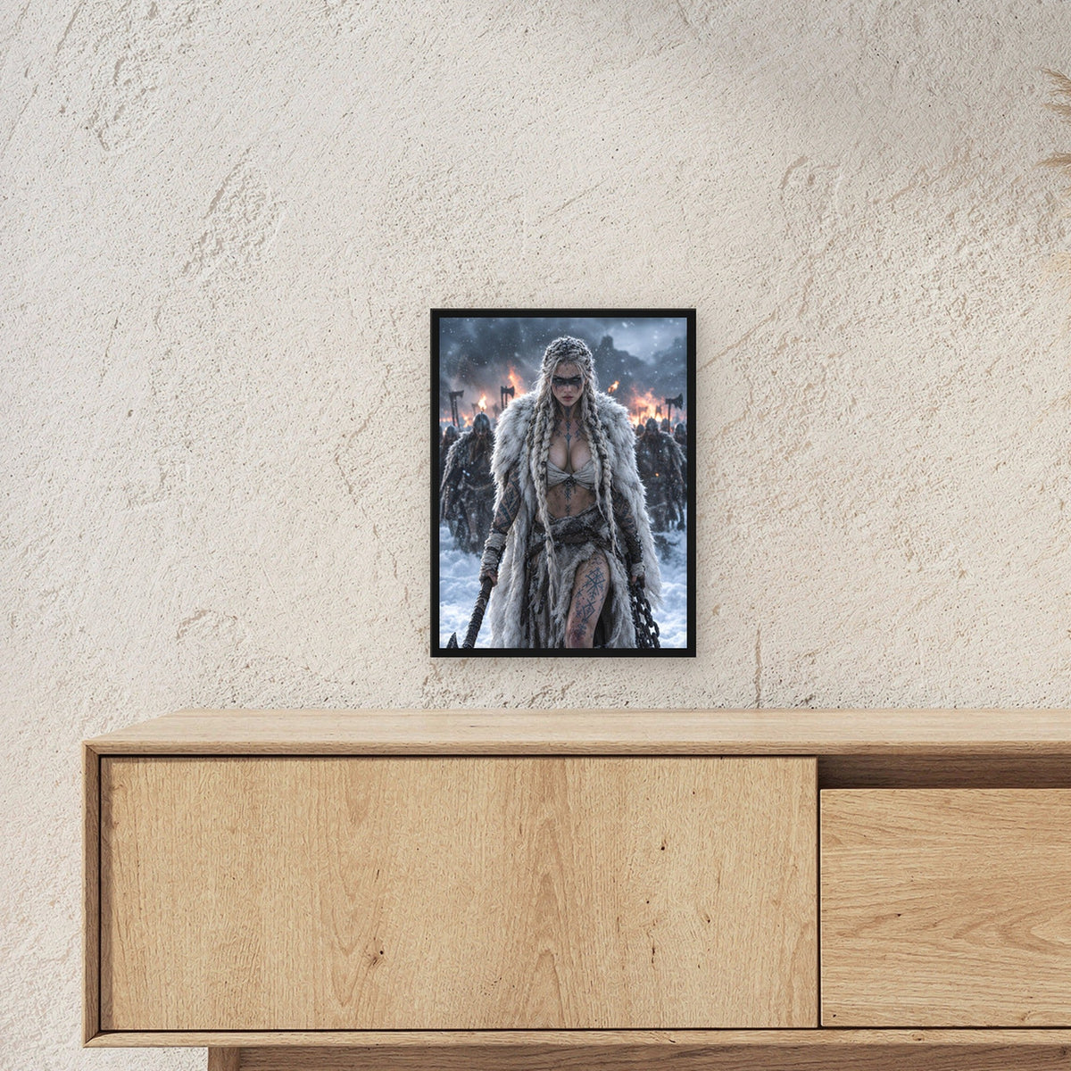 Kriegerin mit Kette und Axt vor brennendem Dorf, Fantasy Wandbild gerahmt im schwarzen Holzrahmen ueber einem Sideboard, zeigt die Groesse im Raum