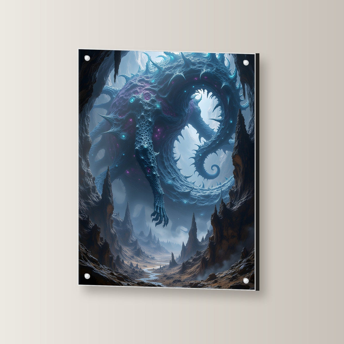 Gewundene Kristallkreatur in violettem Licht, Surreales Acrylglasbild auf Acrylglas mit Edelstahl-Abstandshaltern, leicht gedreht an der Wand fotografiert