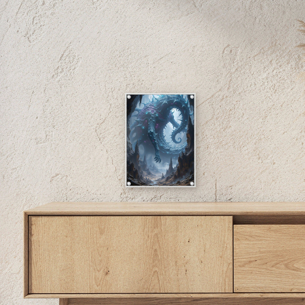 Gewundene Kristallkreatur in violettem Licht, Surreales Acrylglasbild auf Acrylglas mit Edelstahl-Abstandshaltern ueber einem Sideboard, zeigt die Groesse im Raum