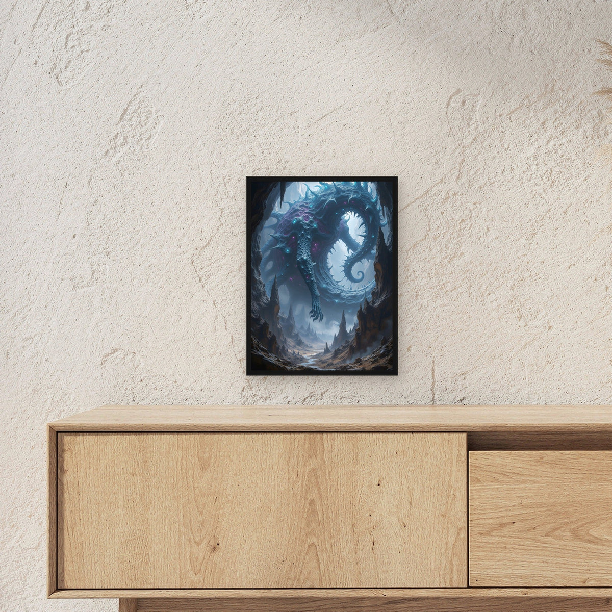 Gewundene Kristallkreatur in violettem Licht, Surreales Wandbild gerahmt im schwarzen Holzrahmen ueber einem Sideboard, zeigt die Groesse im Raum