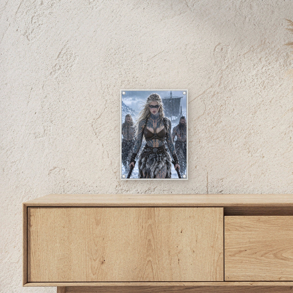 Wikinger-Kriegerin mit Axt vor Langschiff und Kriegern, Dark Fantasy Acrylglasbild auf Acrylglas mit Edelstahl-Abstandshaltern ueber einem Sideboard, zeigt die Groesse im Raum