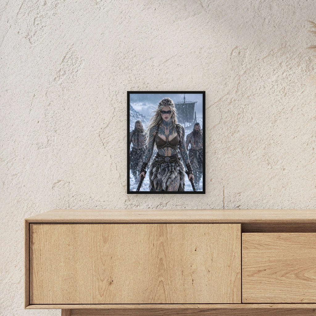 Wikinger-Kriegerin mit Axt vor Langschiff und Kriegern, Fantasy Wandbild gerahmt im schwarzen Holzrahmen ueber einem Sideboard, zeigt die Groesse im Raum
