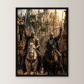 Zwei Ritter zu Pferd mit erhobenen Schwertern, Mittelalter Fantasy Wandbild gerahmt im schwarzen Holzrahmen, gerade von vorn an heller Wand