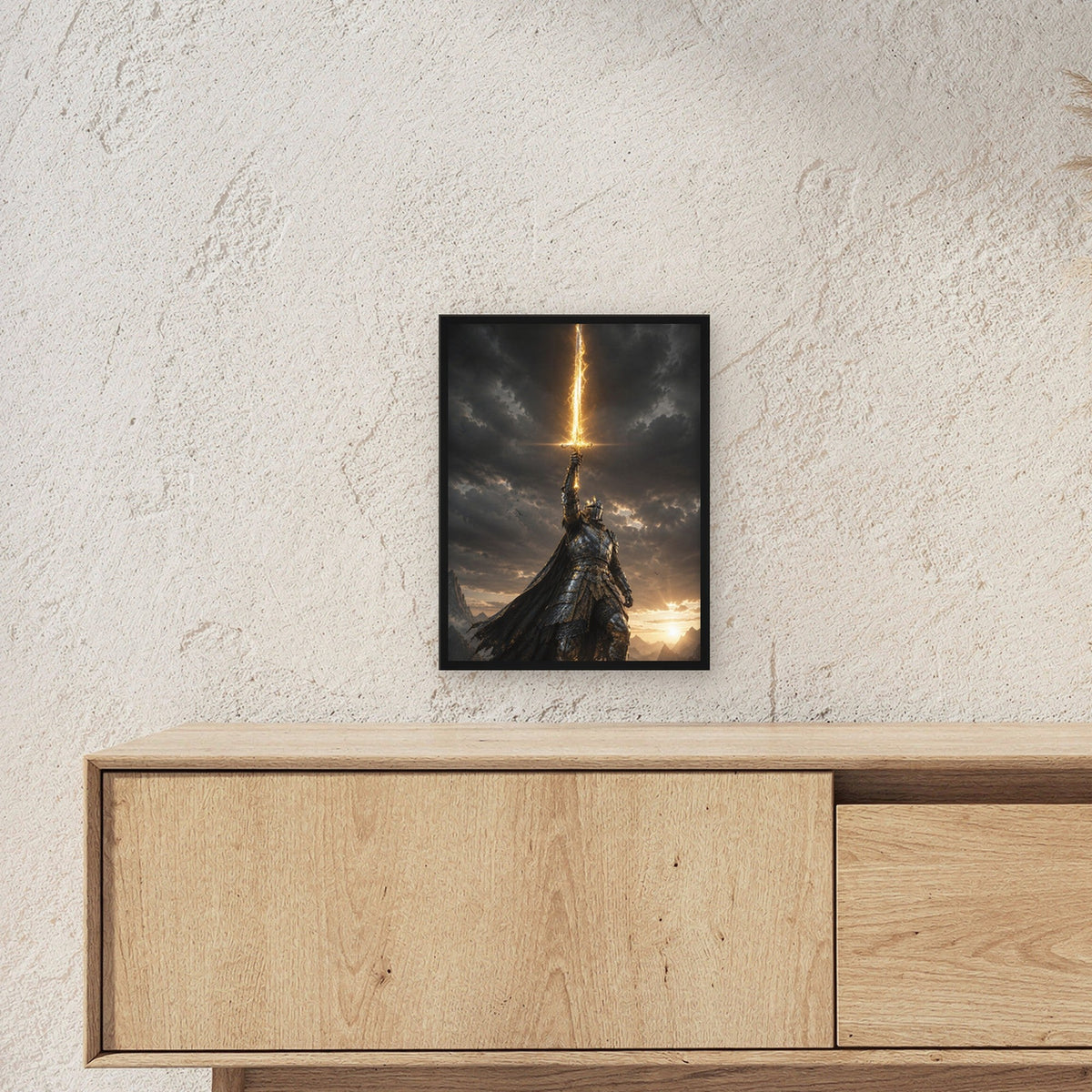 Dark-Fantasy Poster gerahmt im schwarzen Holzrahmen ueber einem Sideboard, zeigt die Groesse im Raum