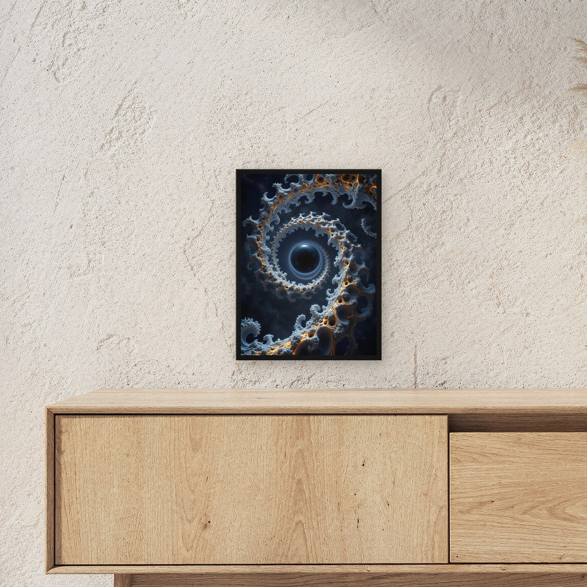 Fraktale Spirale um ein schwarzes Loch, Surreales Wandbild gerahmt im schwarzen Holzrahmen ueber einem Sideboard, zeigt die Groesse im Raum