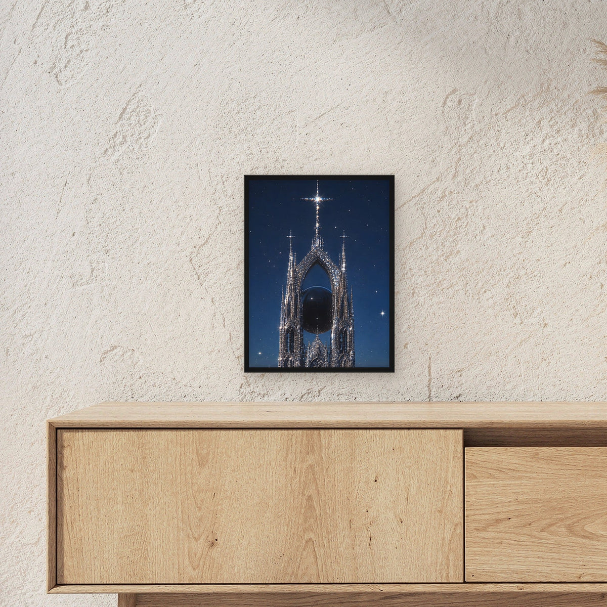 Dark-Fantasy Poster gerahmt im schwarzen Holzrahmen ueber einem Sideboard, zeigt die Groesse im Raum