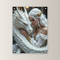 Königin schmiegt sich an den weißen Drachen, Dark Fantasy Acrylglasbild auf Acrylglas mit Edelstahl-Abstandshaltern, gerade von vorn an heller Wand