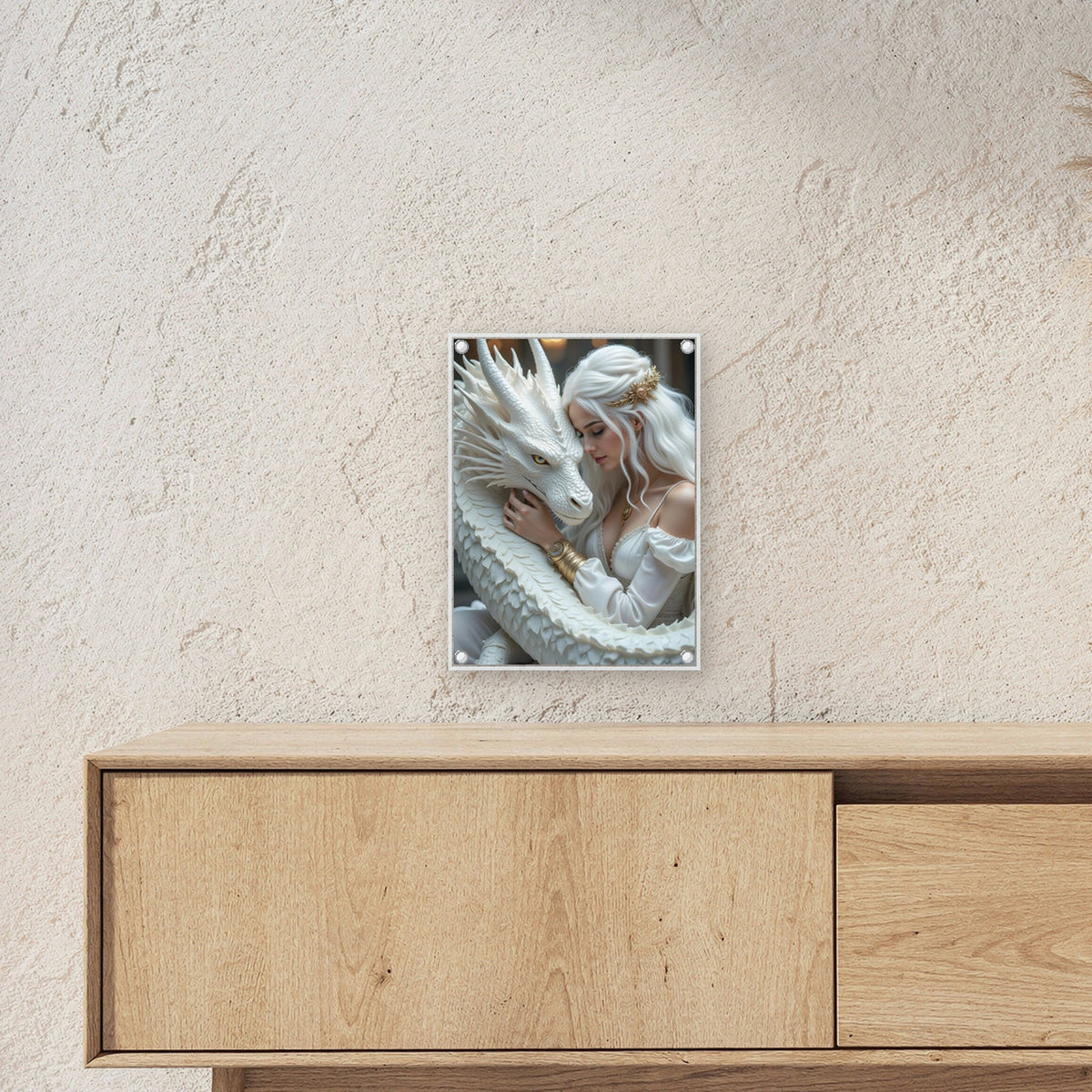 Königin schmiegt sich an den weißen Drachen, Dark Fantasy Acrylglasbild auf Acrylglas mit Edelstahl-Abstandshaltern ueber einem Sideboard, zeigt die Groesse im Raum