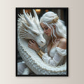 Königin schmiegt sich an den weißen Drachen, Fantasy Wandbild gerahmt im schwarzen Holzrahmen, gerade von vorn an heller Wand