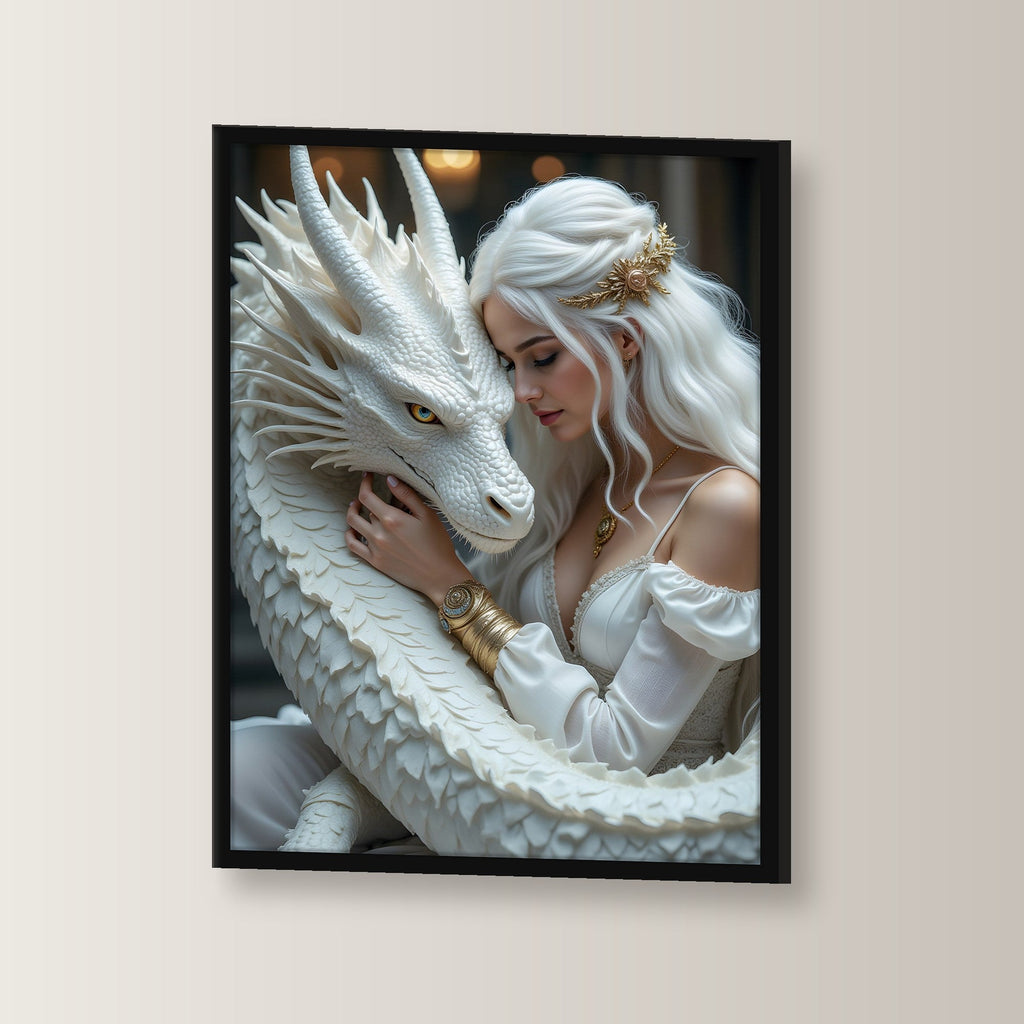 Königin schmiegt sich an den weißen Drachen, Fantasy Wandbild gerahmt im schwarzen Holzrahmen, leicht gedreht an der Wand fotografiert
