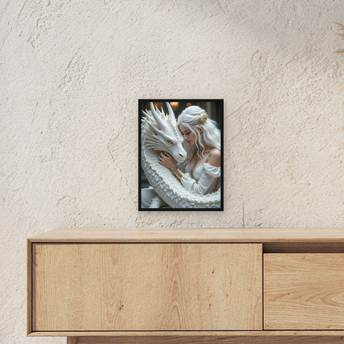 Königin schmiegt sich an den weißen Drachen, Fantasy Wandbild gerahmt im schwarzen Holzrahmen ueber einem Sideboard, zeigt die Groesse im Raum